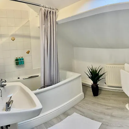 With Newly Renovated Private Bathroom Above Village Pub Stag Crosby Värdshus